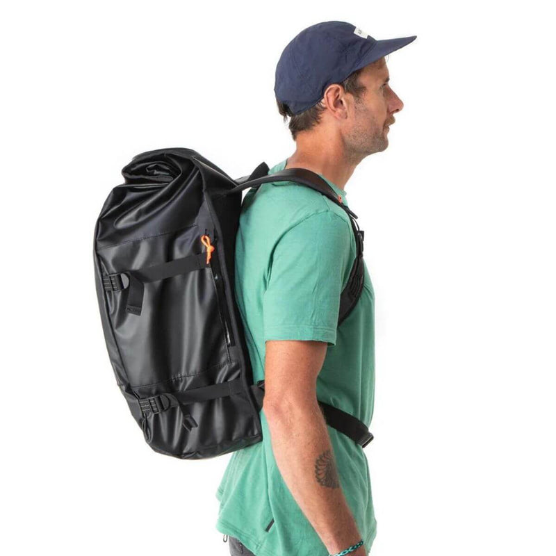 Restrap Rolltop Backpack selkäreppu 40l selässä