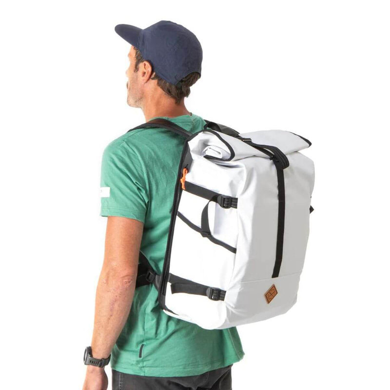 Restrap Rolltop Backpack selkäreppu 40l valkoinen selässä