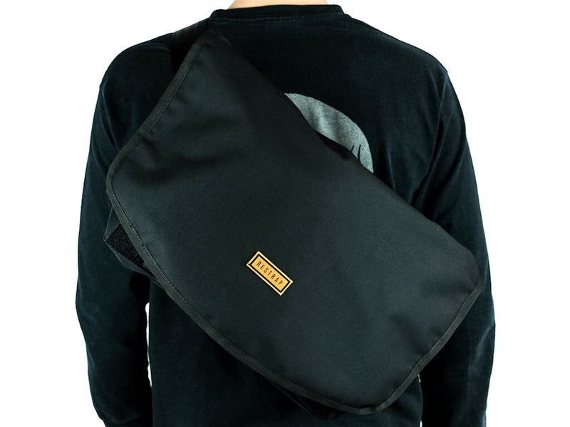 Restrap Pack Messenger Bag selässä